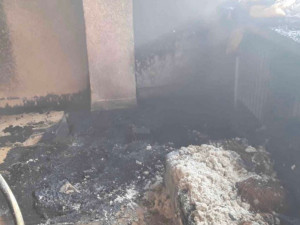 AKTUÁLNĚ: Tři jednotky hasičů zasahují u požáru bytu. Deset osob muselo být evakuováno