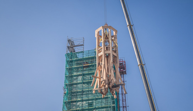 FOTO/VIDEO: Další část radniční věže je na svém místě. Podívejte se na video a fotky z průběhu