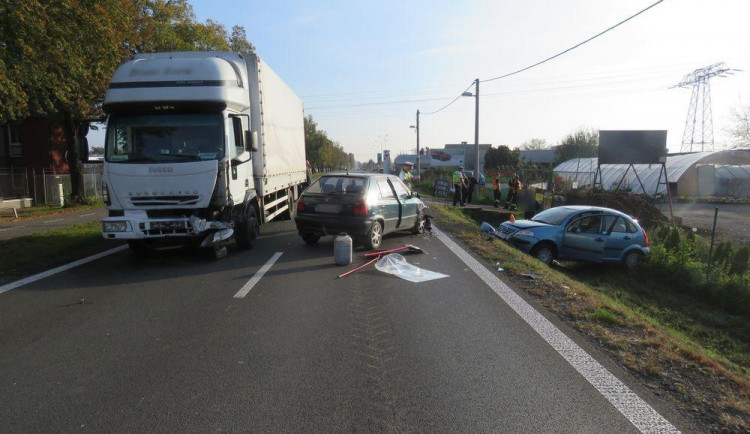 Chvilková nepozornost řidiče zapříčinila nehodu tří vozidel na Brněnské ulici v Prostějově