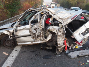 Řidiči jeli v mlze příliš rychle. Na dálnici narazili do odstaveného auta