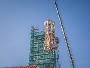 FOTO/VIDEO: Další část radniční věže je na svém místě. Podívejte se na video a fotky z průběhu