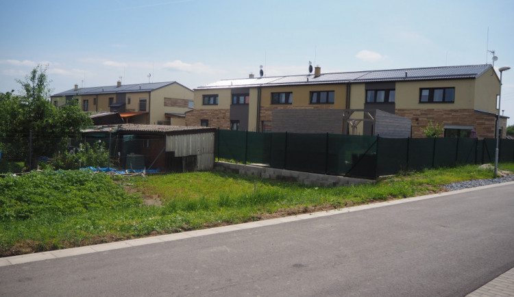 Navážkou u novostaveb se z našich zahrad staly bazény, říkají místní v Nemilanech. Je to v pořádku, tvrdí stavební úřad