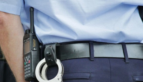 Zmlátil dva lidi, poté se na místo činu vrátil a podpálil auto. Hrozí mu vězení až tři roky