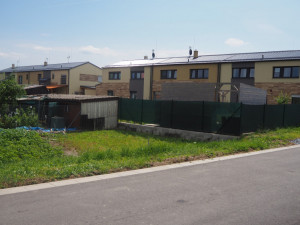 Navážkou u novostaveb se z našich zahrad staly bazény, říkají místní v Nemilanech. Je to v pořádku, tvrdí stavební úřad