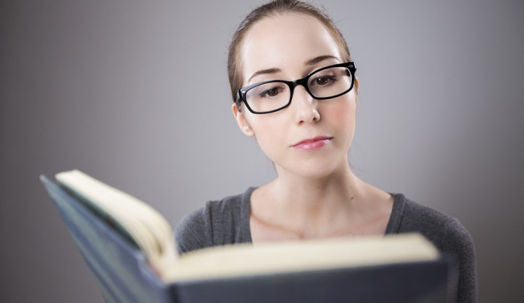 Průzkum ukázal, že studentky na střední škole očekávají v zaměstnání o 7 tisíc menší mzdu než studenti