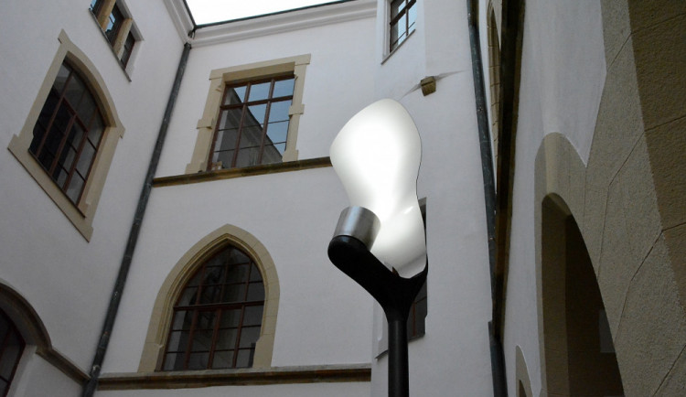 Olomouc zkouší nový prototyp lampy pro Horní náměstí. Je vystaven na nádvoří radnice