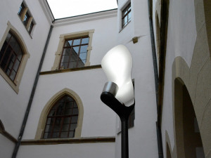 Olomouc zkouší nový prototyp lampy pro Horní náměstí. Je vystaven na nádvoří radnice
