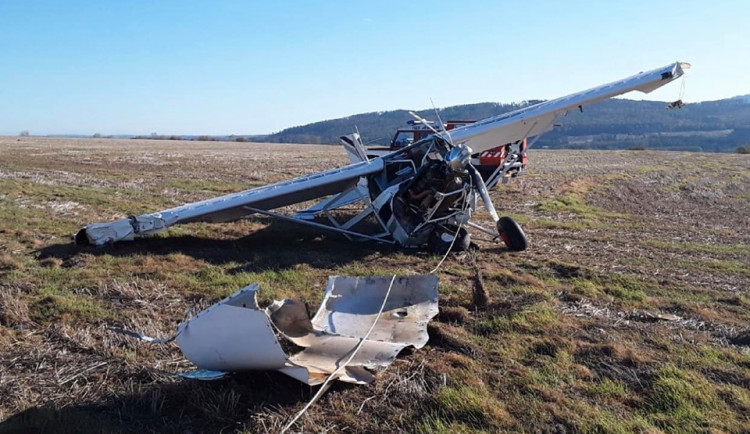 Hasiči vyjížděli k pádu letadla, kvůli větru se zřítilo z patnácti metrů