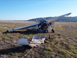 Hasiči vyjížděli k pádu letadla, kvůli větru se zřítilo z patnácti metrů