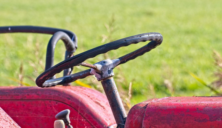 Z prostějovského parkoviště zmizel traktor