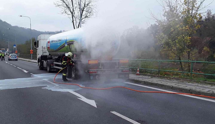 AKTUALIZOVÁNO: U Hranic komplikoval dopravu požár cisterny s propan-butanem