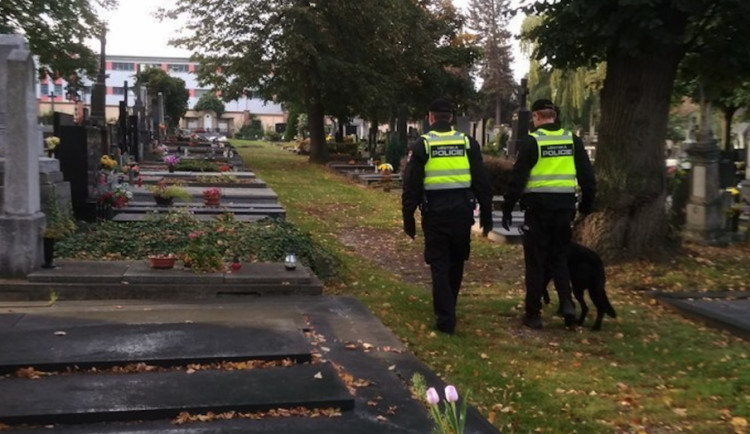 Jak přežít Dušičky? Přerovská městská policie vtipně poukazuje na rizika spojená s návštěvou hřbitova