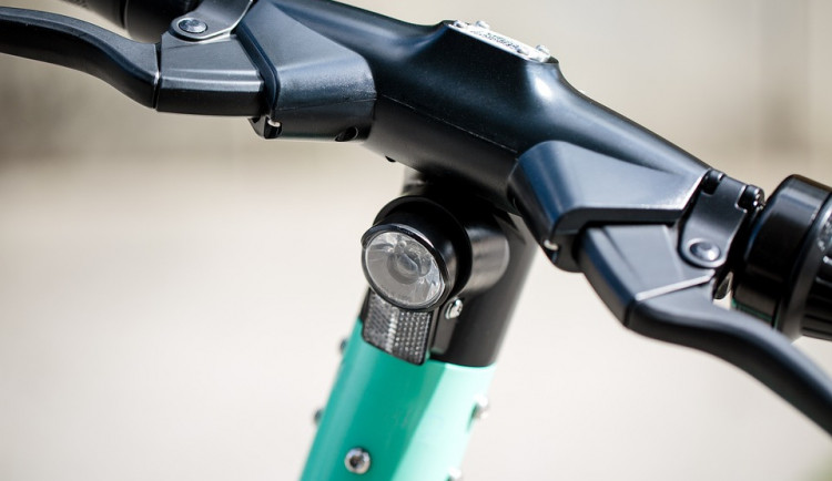 Podnapilý koloběžkař boural do dopravní značky. Nadýchal 1,7 promile