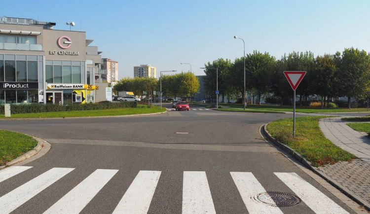 Policie hledá řidiče, který ohrozil cyklistku a ujel