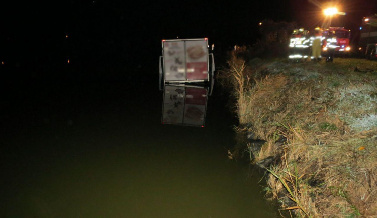 Řidič usnul za volantem, kamion utopil v rybníku