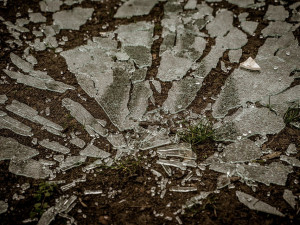 Vandal rozbil dvě výlohy ve Wellnerově ulici v Olomouci. Hrozí mu až rok ve vězení