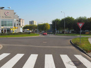 Policie hledá řidiče, který ohrozil cyklistku a ujel