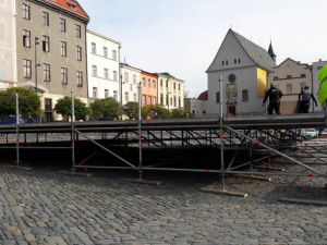 FOTO: Na Dolním náměstí začala výstavba kluziště. Bruslit by se mohlo už začátkem listopadu
