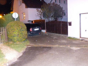 Řidič v České Vsi zboural plot. Nadýchal skoro tři promile