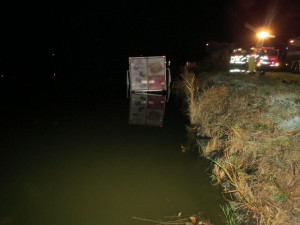 Řidič usnul za volantem, kamion utopil v rybníku