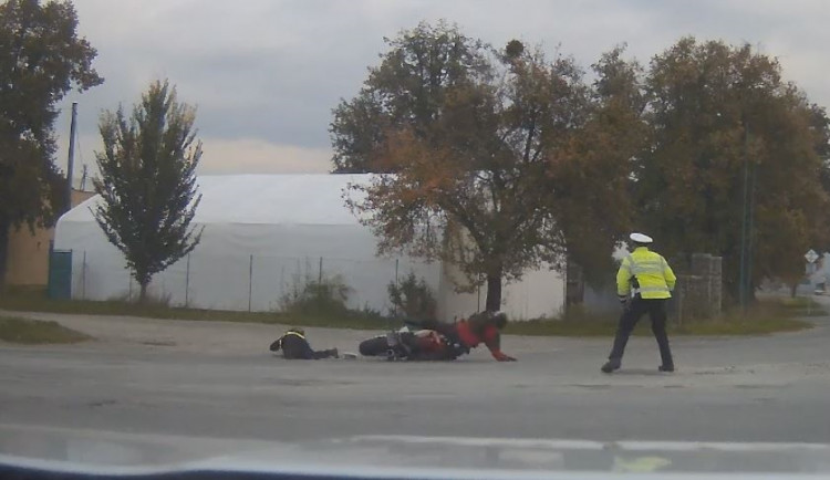 VIDEO: Zfetovaný motorkář srazil policistku, která ho chtěla zastavil. Odsedí si dva a půl roku