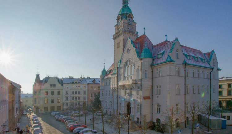Kolem šumperské radnice už nejsou lípy, město je kvůli špatnému stavu nechalo přesadit