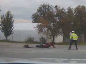VIDEO: Zfetovaný motorkář srazil policistku, která ho chtěla zastavil. Odsedí si dva a půl roku