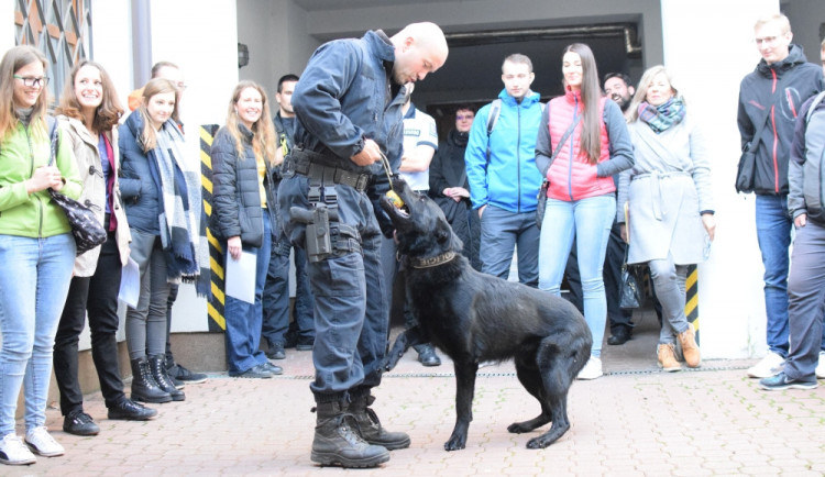 FOTO: Policie pořádala v centru Olomouce Kariérní den. Láká hlavně na náborový příspěvek