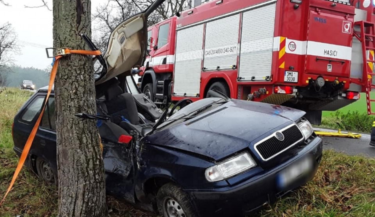 AKTUÁLNĚ: Řidič narazil autem do stromu. Vyprostit jej museli hasiči