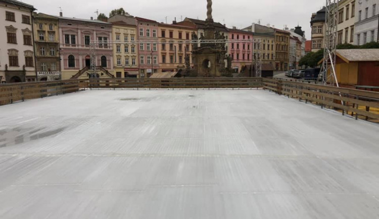 Na Dolním náměstí by se mělo bruslit nejpozději v pátek. Chystají se i první stánky s punčem