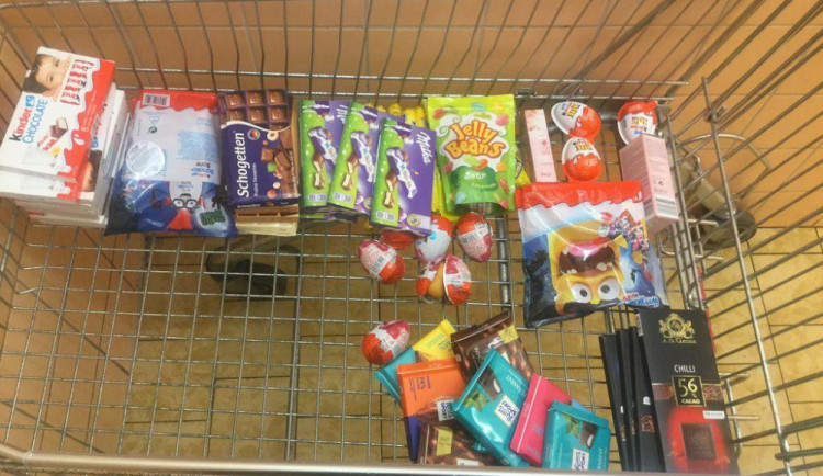 Muž chtěl v supermarketu ukrást sladkosti za bezmála dva tisíce