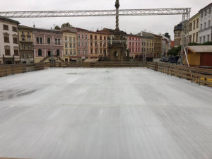 Na Dolním náměstí by se mělo bruslit nejpozději v pátek. Chystají se i první stánky s punčem