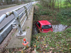 Auto v potoce i na boku. Podívejte se na přehled nehod z dušičkového víkendu