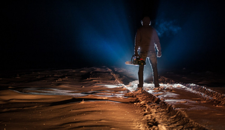 Strážníci vyjížděli na nádraží k muži s motorovou pilou