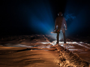 Strážníci vyjížděli na nádraží k muži s motorovou pilou