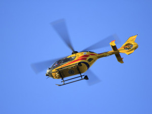 Ke srážce auta s cyklistkou letěl vrtulník