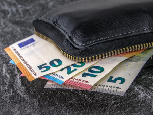 Cizinci ukradli batoh, ve kterém měl sedm tisíc eur