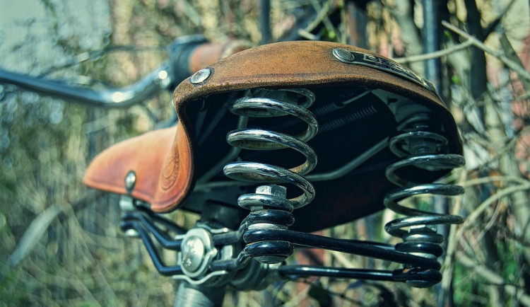 Řidička přehlédla v křižovatce seniorku na kole a srazila ji. Pro cyklistku museli záchranáři