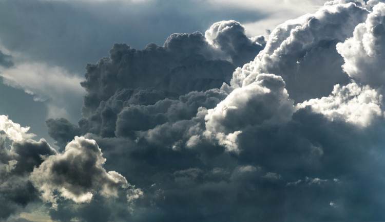 POČASÍ NA ČTVRTEK: Dnešní teploty nepřekročí 13 stupňů, čeká nás zataženo