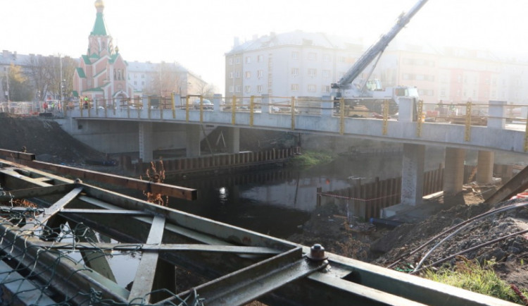 FOTO: Most v Komenského ulici se otevře 18. prosince. Podívejte se, jak vypadá