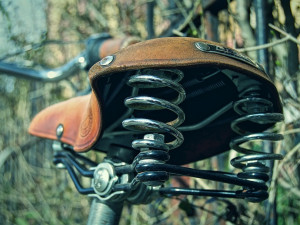 Řidička přehlédla v křižovatce seniorku na kole a srazila ji. Pro cyklistku museli záchranáři