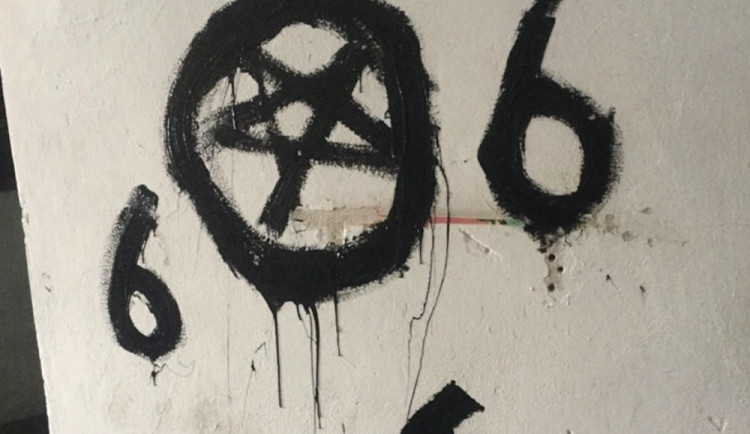 U baru v Mlýnské ulici někdo pomaloval fasádu satanistickými symboly