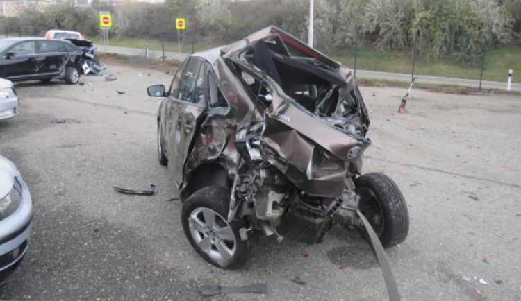 FOTO: Řidič nákladního auta sjel z dálnice a zdemoloval téměř třicet aut. Škoda přesáhla osm milionů