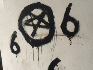 U baru v Mlýnské ulici někdo pomaloval fasádu satanistickými symboly