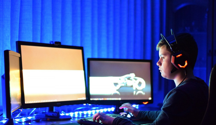 Studie olomouckých vědců ukázala, že skoro pětina dětí hraje počítačové hry přes čtyři hodiny denně