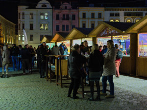 FOTO: Na náměstí začaly Svatomartinské trhy i veřejné bruslení