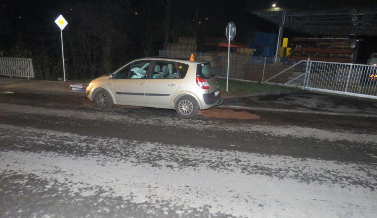 Řidička v Konici najela na nedovřený kanál, vystřelily jí airbagy