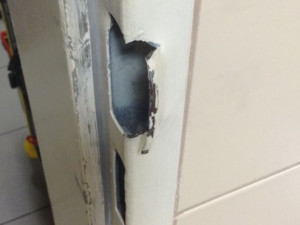 Vandal zalepil zámek od bytu. Situaci vyřešil zámečník