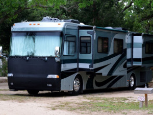 V neděli zloději v Přerově ukradli karavan i elektrokolo. Policie po pachatelích pátrá