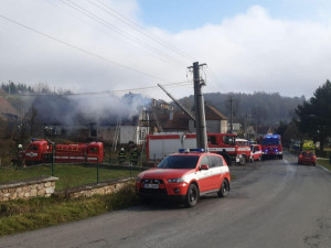 AKTUÁLNĚ: Hasiči zasahují u požáru rodinného domu. Majitel se nadýchal nebezpečných zplodin